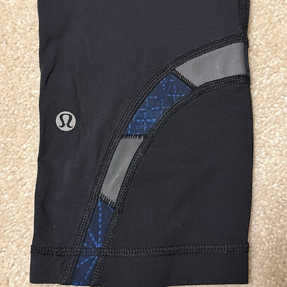 Lululemon black capri leggings with gray and blue inserts size 8 - Picture 11 of 11